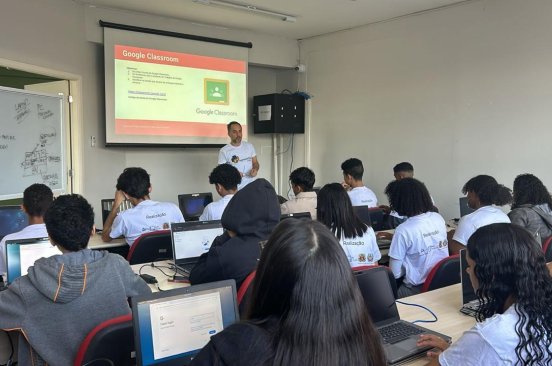 A classroom of students pay attention to a Brazil Flying Labs member during the course.