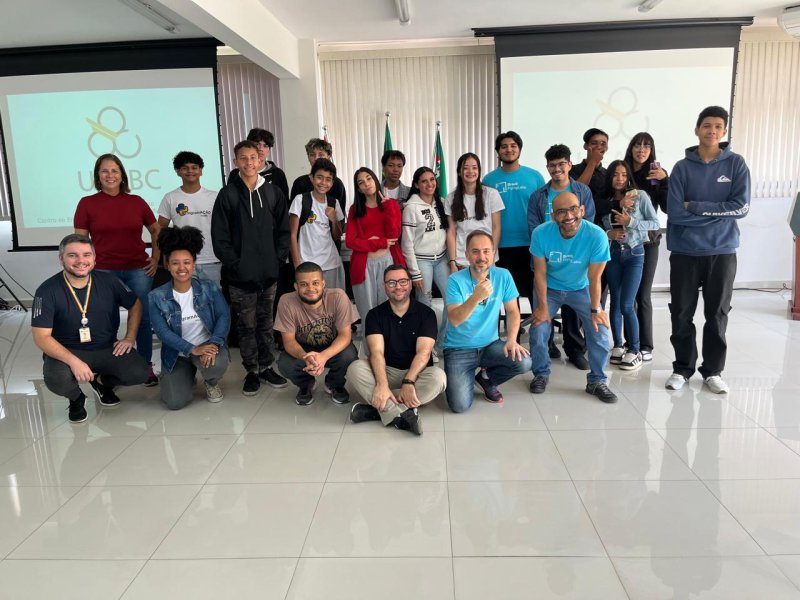 Team members of Brazil Flying Labs and the course participants pose for a group photo.