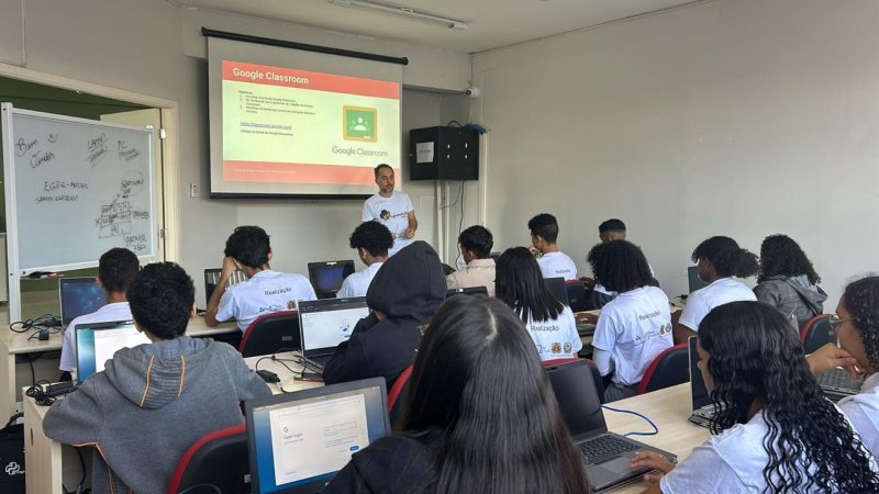 A classroom of students pay attention to a Brazil Flying Labs member during the course.