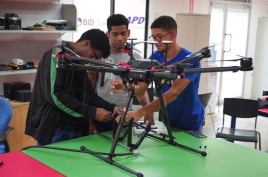 Mechatronic Students working the Project Surface Cleaning System using a Drone DJI M600 PRO Nathali Herasme Mendez