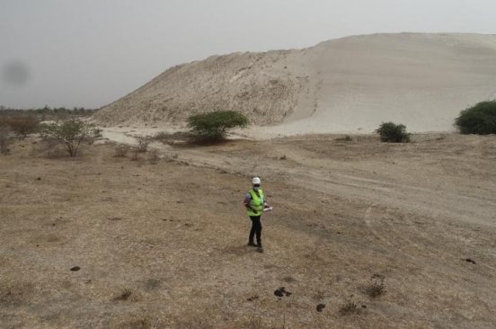 A pilot operates a drone in the Allou Kagne area, a landscape filled with attapulgite tailings.