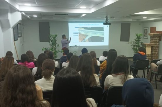 A member of Dominican Republic Flying Labs makes a presentation to a group of students in a classroom during their workshop.