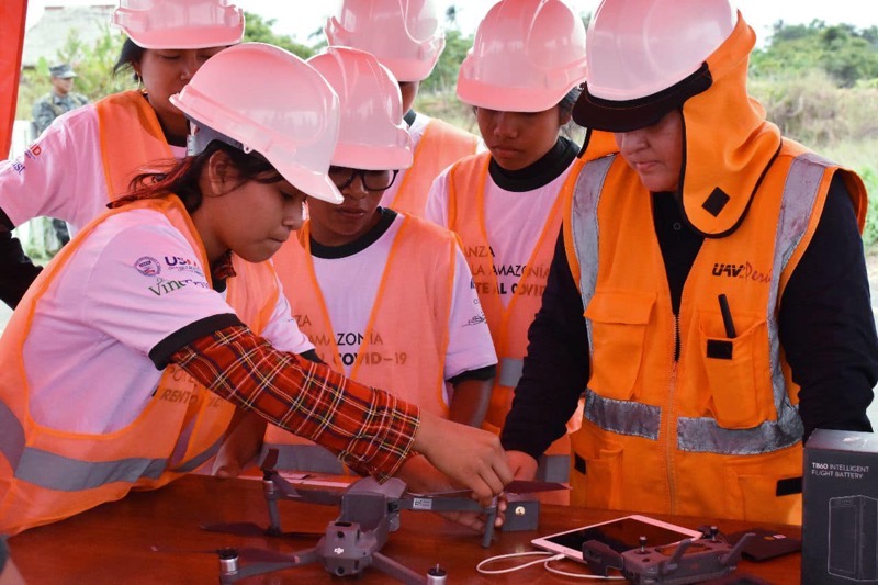 Amazonian Students manipulating a Mavic Drone